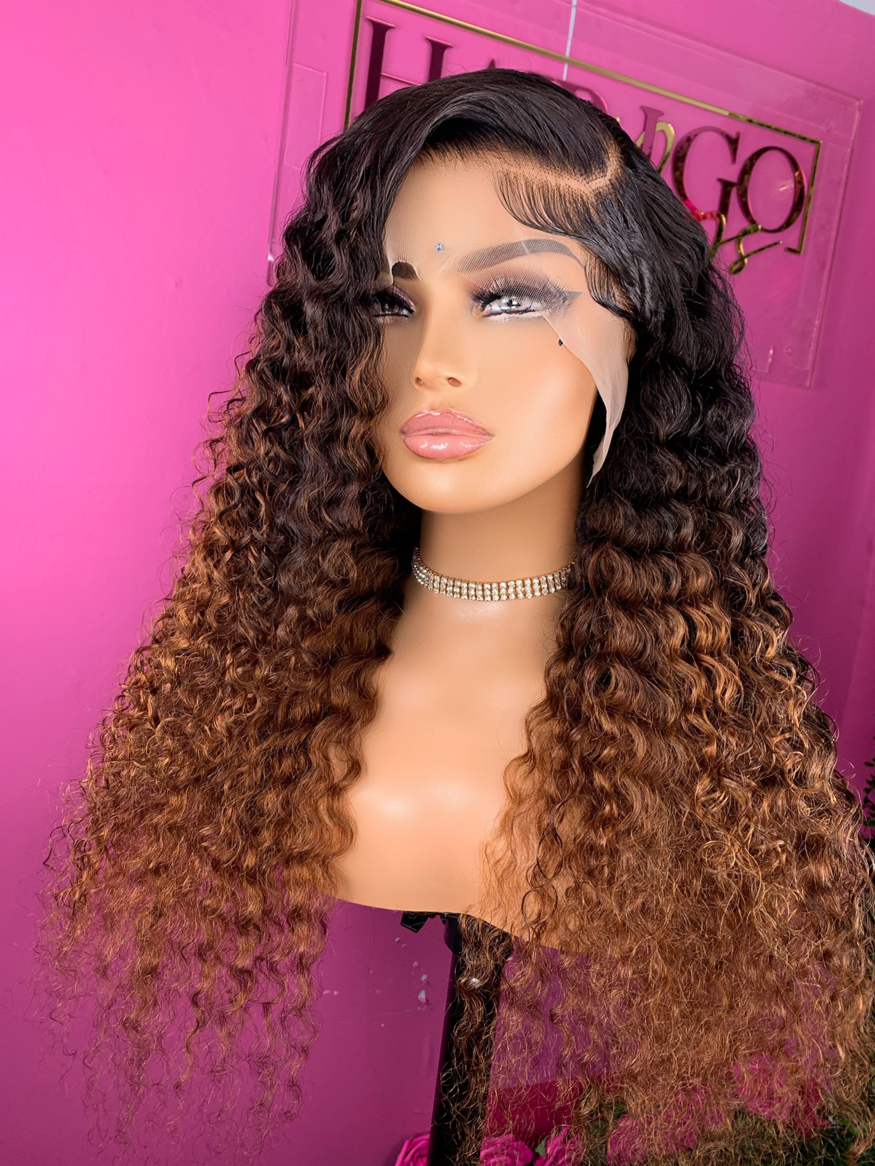 Deja 24” con tiras negras y rubias destacadas